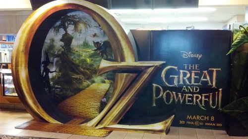oz the great and powerful theater display