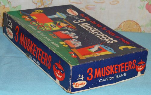 3 muskateers halloween candy box 4