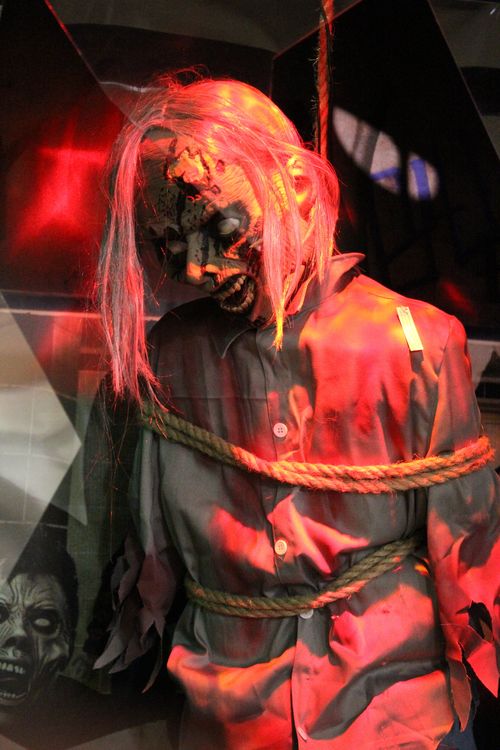 Spirit halloween 2015 hanging zombie 2