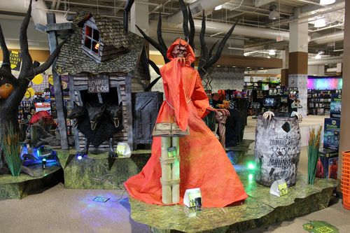 Spirit halloween 2015 store display 4